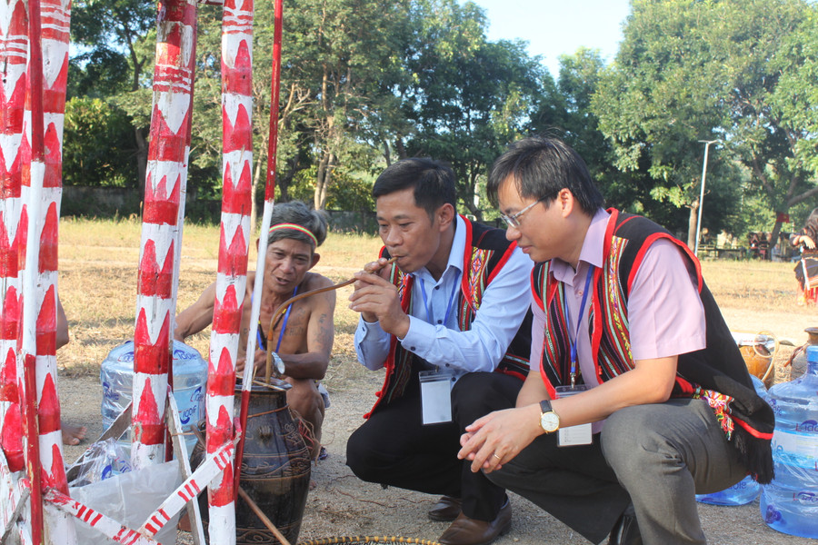 Các đại biểu uống rượu ghè chung vui sau lễ cúng mừng nhà rông mới. Ảnh: Vũ Chi Các đại biểu uống rượu ghè chung vui sau lễ cúng mừng nhà rông mới. Ảnh: Vũ Chi