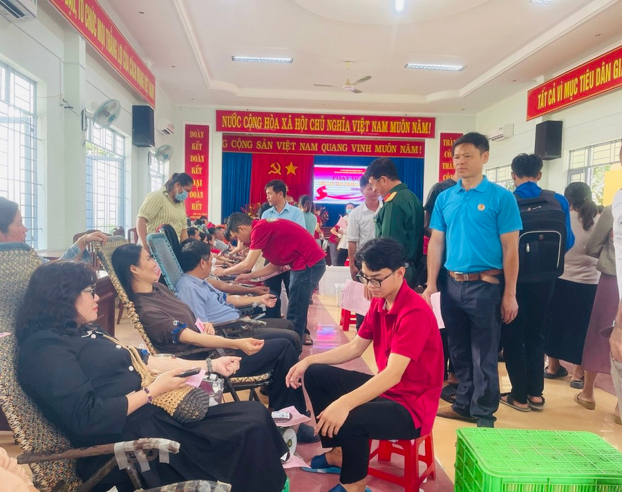 Đông đảo cán bộ, người dân huyện Krông Pa tham gia hiến máu tình nguyện. Ảnh: Vũ Chi