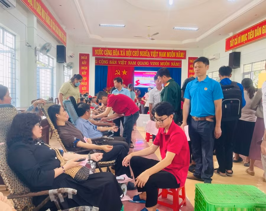 Đông đảo cán bộ, người dân huyện Krông Pa tham gia hiến máu tình nguyện. Ảnh: Vũ Chi