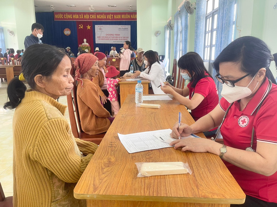 300 người nghèo tại thị xã Ayun Pa được khám bệnh, tư vấn sức khỏe và phát thuốc miễn phí. Ảnh: Vũ Chi