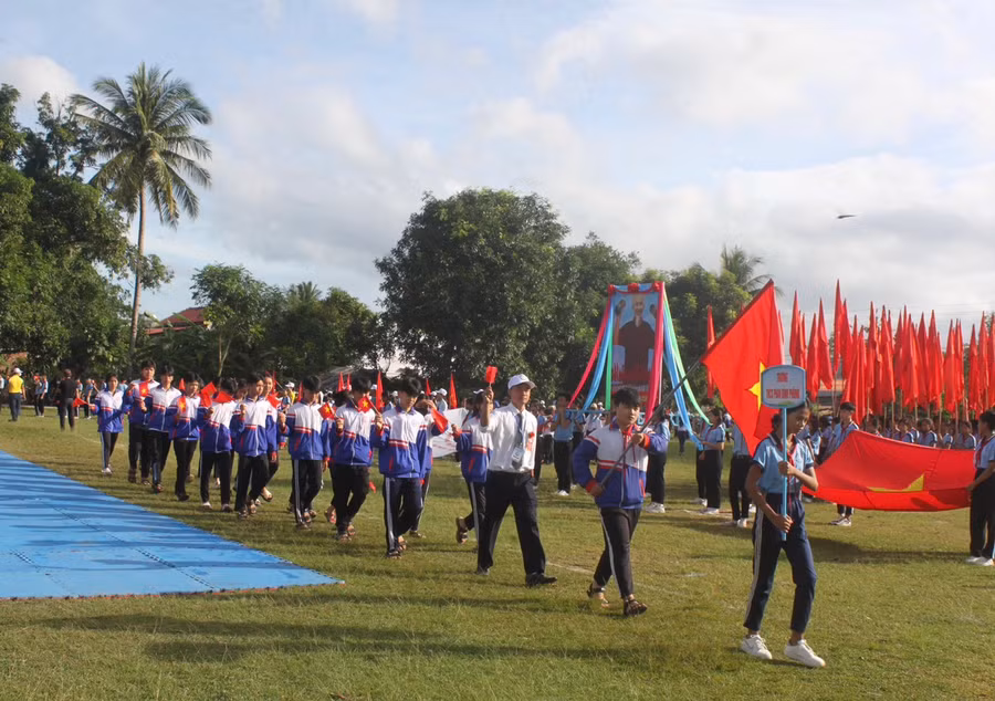 Các đoàn vận động viên tham gia diễu hành tại lễ khai mạc Hội khỏe Phù Đổng huyện Ia Pa năm 2023. Ảnh: Vũ Chi