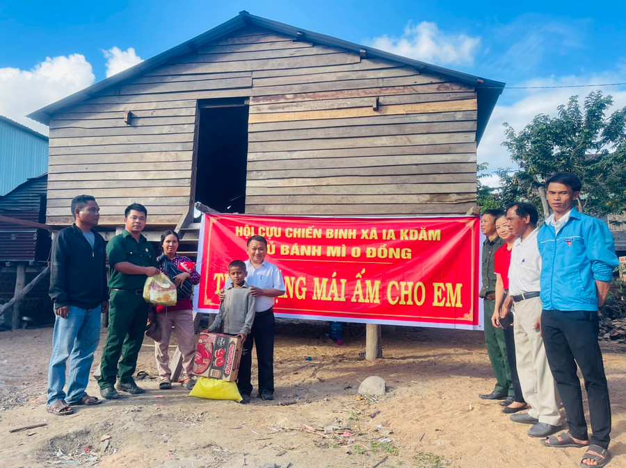 Thầy Vũ Văn Tùng cùng đại diện Hội Chữ thập đỏ huyện, Hội Cựu chiến binh xã, Ban Giám hiệu nhà trường trao tặng mái ấm cho em Rmah Thoa. Ảnh: Vũ Chi