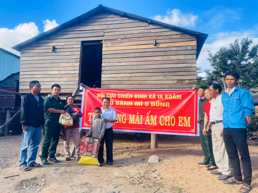 Thầy Vũ Văn Tùng cùng đại diện Hội Chữ thập đỏ huyện, Hội Cựu chiến binh xã, Ban Giám hiệu nhà trường trao tặng mái ấm cho em Rmah Thoa. Ảnh: Vũ Chi