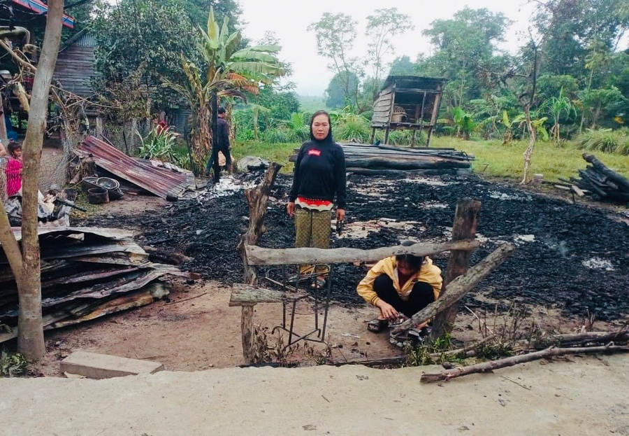 Bà Rah Lan H&apos;Nhưn xót xa nhìn căn nhà sàn đã bị thiêu rụi hoàn toàn. Ảnh: Trần Phương