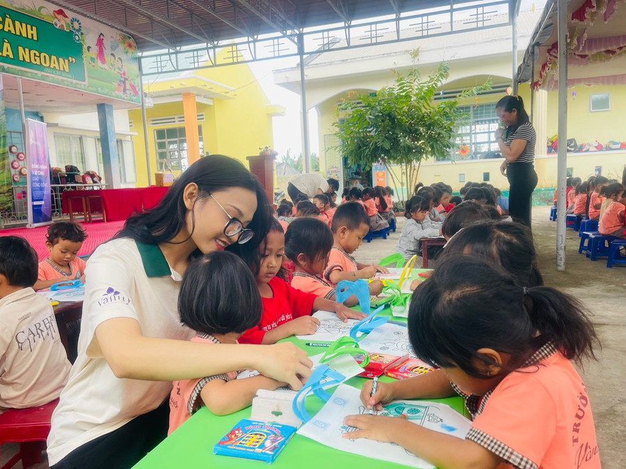 Các em học sinh hào hứng tham gia hoạt động &quot;Bản vẽ&quot;. Ảnh: Vũ Chi