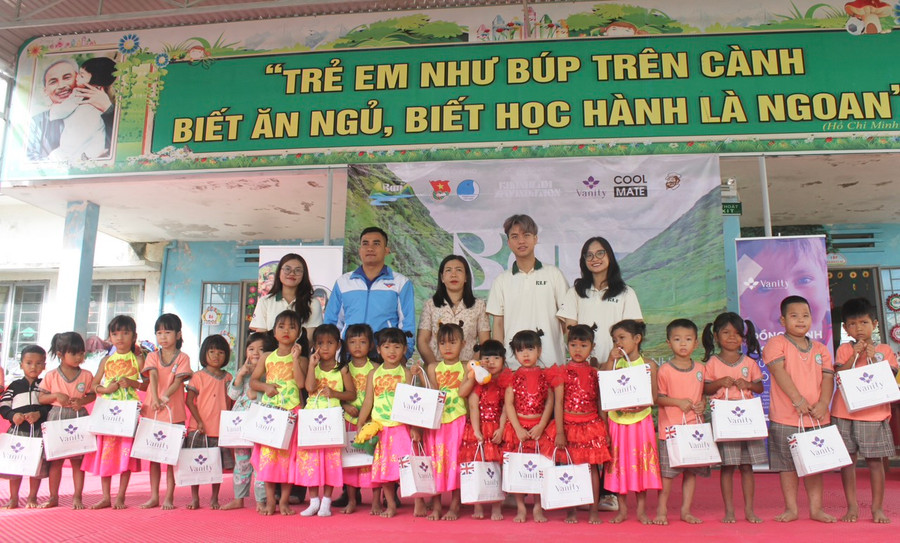 Đại diện nhóm thiện nguyện, Huyện Đoàn, Ban Giám hiệu nhà trường tặng quà cho các em học sinh. Ảnh: Vũ Chi