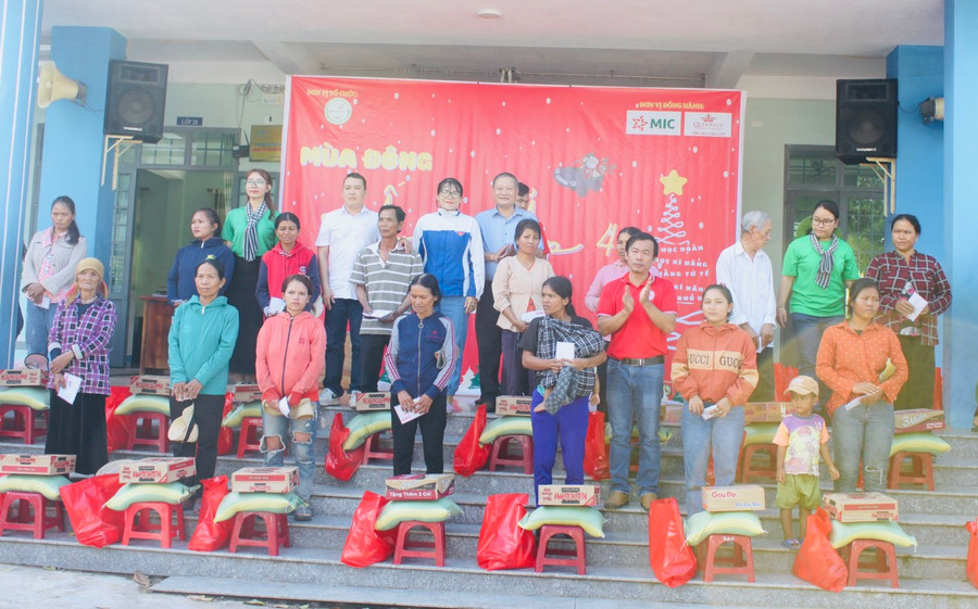 Ban tổ chức trao quà cho các hộ nghèo tại địa phương. Ảnh: Vũ Chi