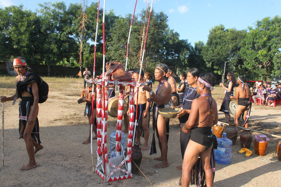 Già làng Đinh Chon (cầm micro, thôn 4, xã Pờ Tó) thực hiện nghi thức cúng mừng nhà rông mới. Ảnh: Vũ Chi Già làng Đinh Chon (cầm micro, thôn 4, xã Pờ Tó) thực hiện nghi thức cúng mừng nhà rông mới. Ảnh: Vũ Chi