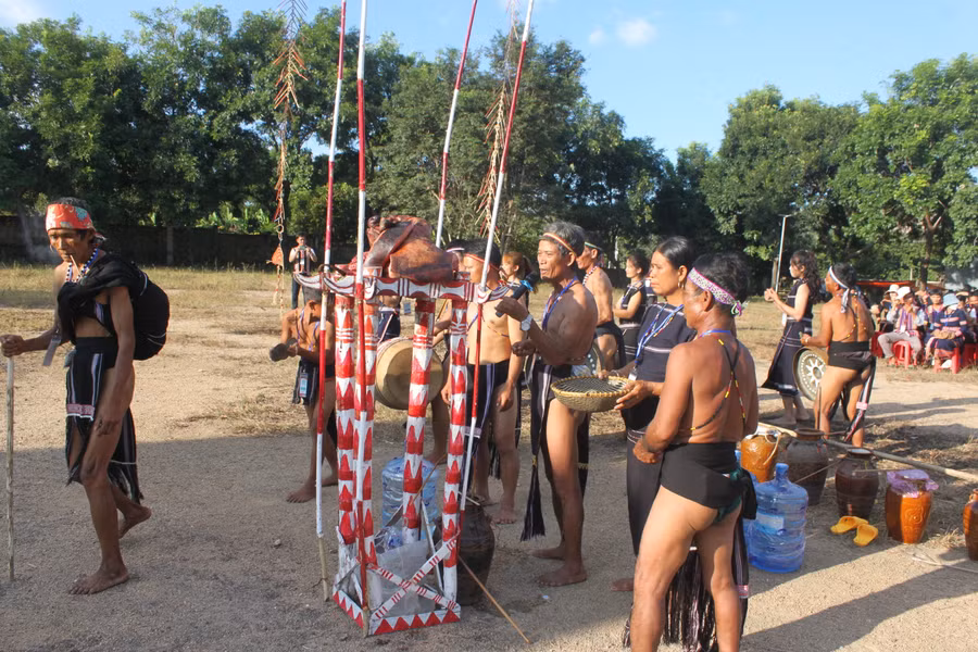 Già làng Đinh Chon (cầm micro, thôn 4, xã Pờ Tó) thực hiện nghi thức cúng mừng nhà rông mới. Ảnh: Vũ Chi