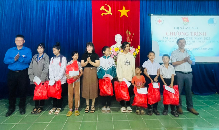 Lãnh đạo Thị Đoàn, Hội Chữ thập đỏ, Phòng Lao động-Thương binh và Xã hội thị xã trao quà cho các em học sinh có hoàn cảnh khó khăn. Ảnh: Vũ Chi Lãnh đạo Thị Đoàn, Hội Chữ thập đỏ, Phòng Lao động-Thương binh và Xã hội thị xã trao quà cho các em học sinh có hoàn cảnh khó khăn. Ảnh: Vũ Chi