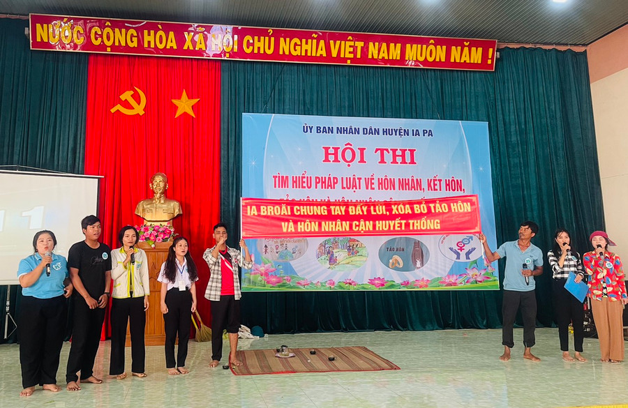 Phần thi tiểu phẩm của đội thi xã Ia Broăi. Ảnh: Vũ Chi