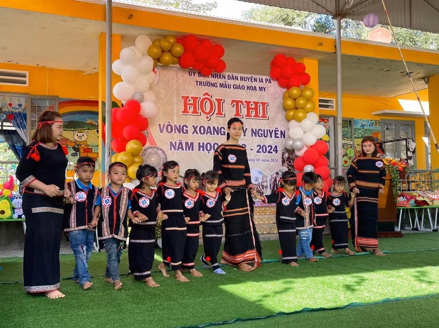 Với bước chân uyển chuyển, nhịp nhàng, đội thi số 03 (lớp 3, 4, 5 tuổi A3) giành giải nhất hội thi Vòng xoang Tây Nguyên tại Trường Mẫu giáo Họa My. Ảnh: Vũ Chi