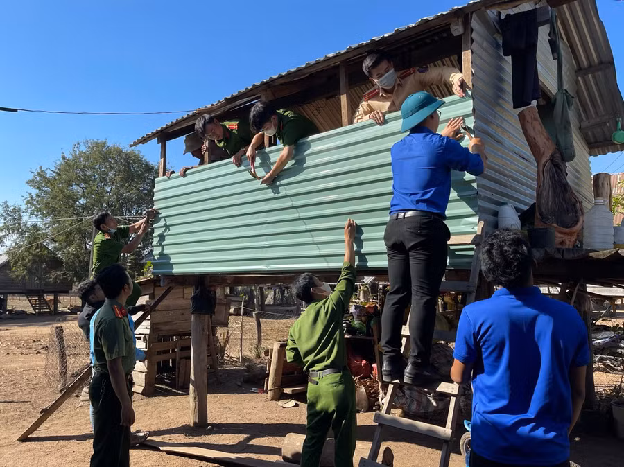 Huyện Đoàn ra quân sửa chữa nhà ở cho đoàn viên Siu Thức (hộ nghèo thôn Plei Du). Ảnh: Vũ Chi