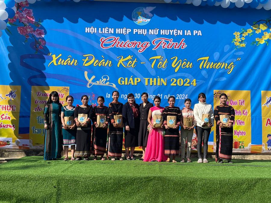 Hội LHPN huyện Ia Pa tặng quà cho hội viên phụ nữ nghèo nhân dịp Tết Nguyên đán Giáp Thìn. Ảnh: Vũ Chi Hội LHPN huyện Ia Pa tặng quà cho hội viên phụ nữ nghèo nhân dịp Tết Nguyên đán Giáp Thìn. Ảnh: Vũ Chi