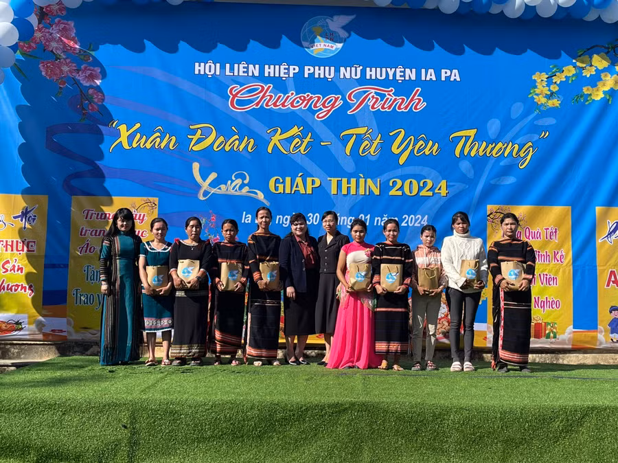Hội LHPN huyện Ia Pa tặng quà cho hội viên phụ nữ nghèo nhân dịp Tết Nguyên đán Giáp Thìn. Ảnh: Vũ Chi