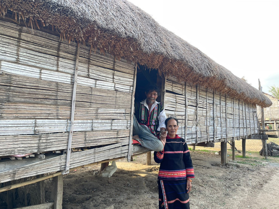 Với gia đình bà Ksor H'Pem (buôn Ling, xã Ia Hiao, huyện Phú Thiện) căn nhà sàn mái tranh vách tre là nơi chất chứa nhiều kỷ niệm của gia đình nên bà không muốn dỡ bỏ. Ảnh: Vũ Chi Với gia đình bà Ksor H'Pem (buôn Ling, xã Ia Hiao, huyện Phú Thiện) căn nhà sàn mái tranh vách tre là nơi chất chứa nhiều kỷ niệm của gia đình nên bà không muốn dỡ bỏ. Ảnh: Vũ Chi