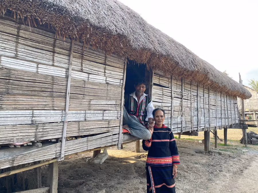 Với gia đình bà Ksor H'Pem (buôn Ling, xã Ia Hiao, huyện Phú Thiện) căn nhà sàn mái tranh vách tre là nơi chất chứa nhiều kỷ niệm của gia đình nên bà không muốn dỡ bỏ. Ảnh: Vũ Chi