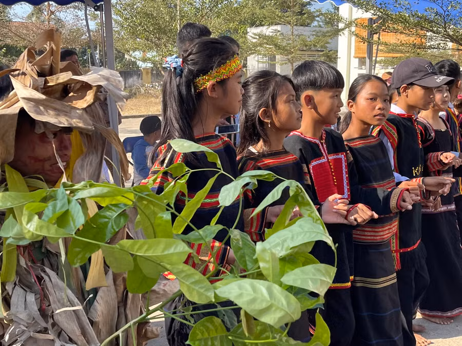 Với cách hóa trang độc đáo kết hợp với điệu xoang nhịp nhàng, các em học sinh đã có những màn trình diễn ấn tượng, mang âm hưởng đại ngàn. Ảnh: Vũ Chi Với cách hóa trang độc đáo kết hợp với điệu xoang nhịp nhàng, các em học sinh đã có những màn trình diễn ấn tượng, mang âm hưởng đại ngàn. Ảnh: Vũ Chi