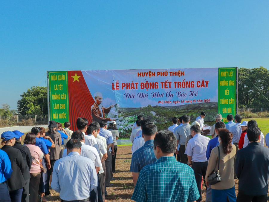 Cán bộ, công chức huyện Phú Thiện tham gia Tết trồng cây. Ảnh: Lê Tám Cán bộ, công chức huyện Phú Thiện tham gia Tết trồng cây. Ảnh: Lê Tám