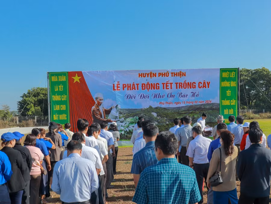 Cán bộ, công chức huyện Phú Thiện tham gia Tết trồng cây. Ảnh: Lê Tám