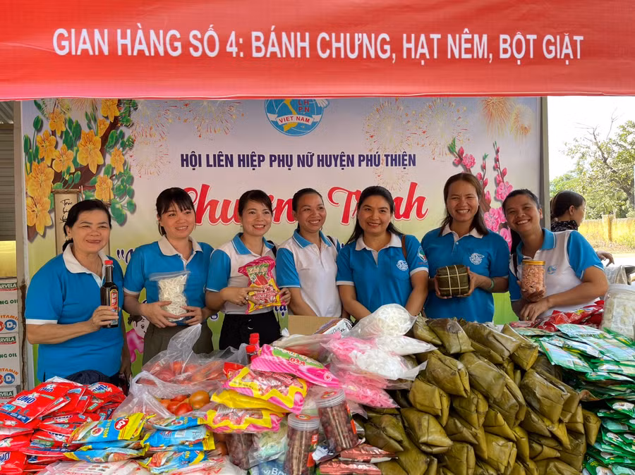 Hội LHPN huyện Phú Thiện tham gia gian hàng tại Chợ Tết nhân ái Xuân Giáp Thìn tại xã Ia Yeng với nhiều phần quà ý nghĩa cho hội viên phụ nữ nghèo. Ảnh: Vũ Chi