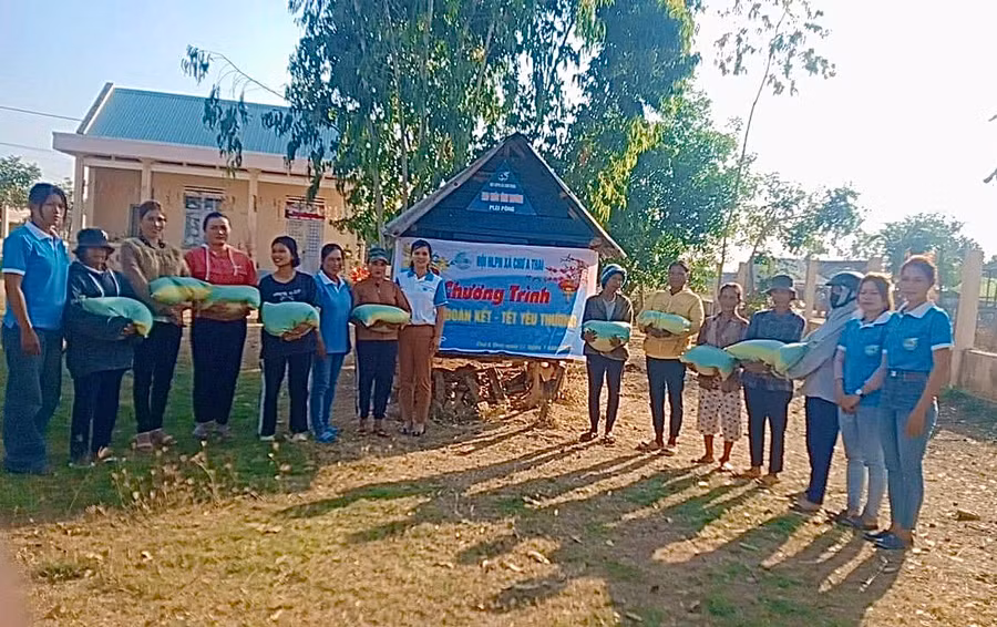 Hội LHPN xã Chư A Thai xuất "Kho thóc tình thương" cấp phát gạo cho hội viên phụ nữ nghèo. Ảnh: Bùi Vân