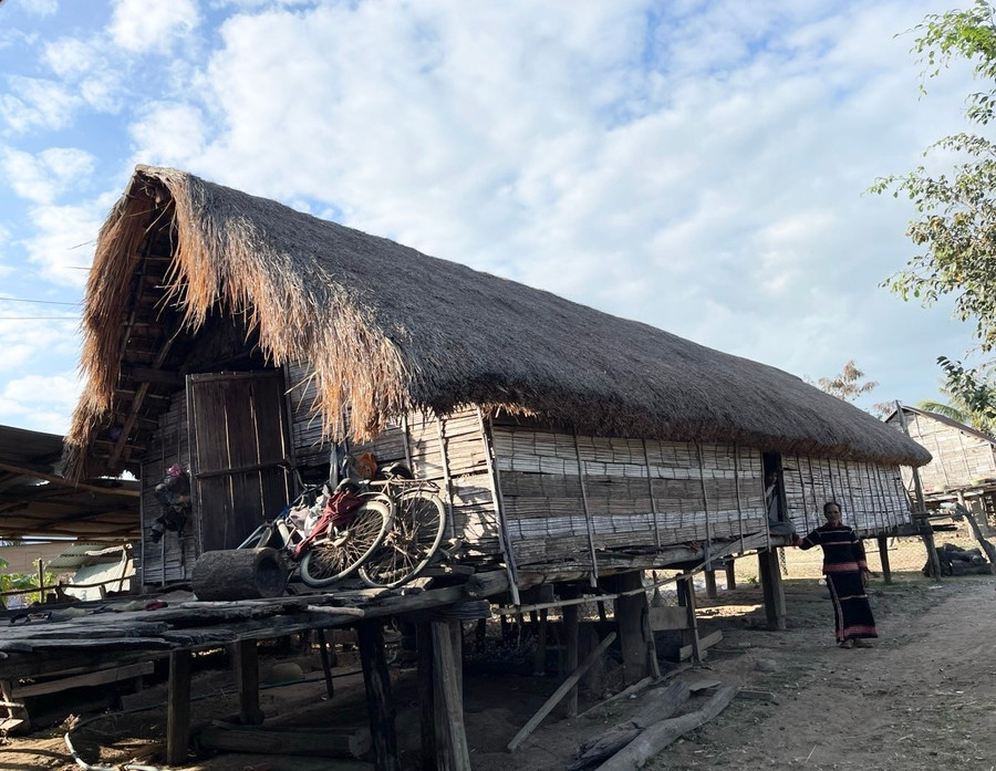 Nhờ được tu bổ thường xuyên nên trải qua gần 50 năm, căn nhà sàn mái tranh vách tre của gia đình bà Ksor H'Pem vẫn khá vững chãi. Ảnh: Vũ Chi Nhờ được tu bổ thường xuyên nên trải qua gần 50 năm, căn nhà sàn mái tranh vách tre của gia đình bà Ksor H'Pem vẫn khá vững chãi. Ảnh: Vũ Chi
