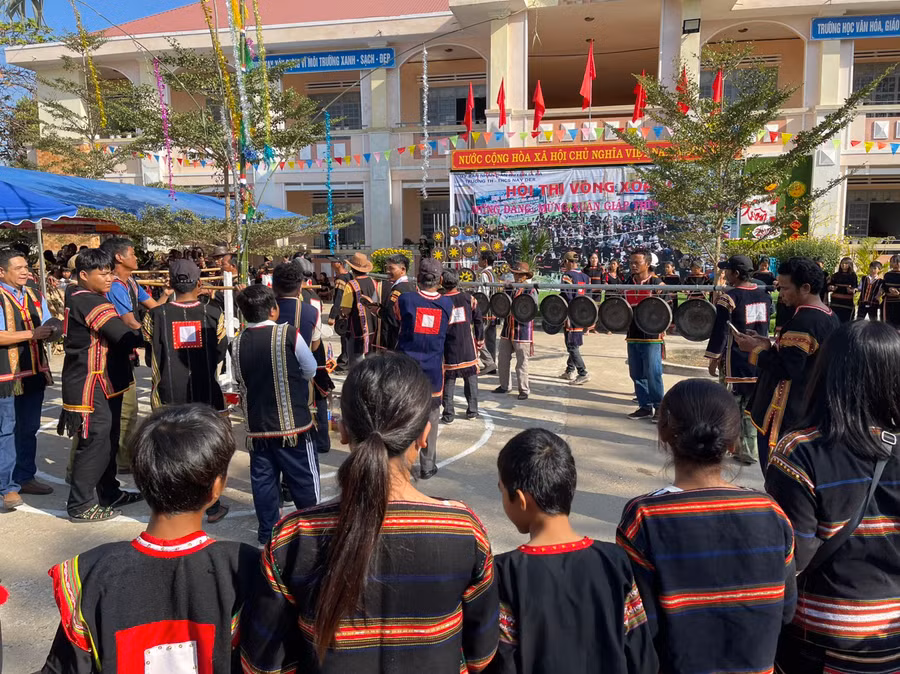 Hội thi vòng xoang Trường Tiểu học và THCS Nay Der tạo không khí vui tươi, phấn khởi cho toàn thể giáo viên, học sinh dịp Tết đến, Xuân về. Ảnh: Vũ Chi