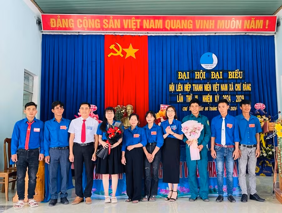 Ủy ban Hội LHTN Việt Nam xã Chư Răng khóa VI, nhiệm kỳ 2024-2029 ra mắt Đại hội. Ảnh: Vũ Chi