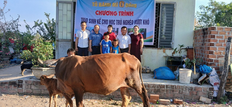 Tủ bánh mì 0 đồng phối hợp với UBND xã Chư Băh, Ban Giám hiệu Trường Tiểu học Bùi Thị Xuân trao cặp bò mẹ con cho em Ngô Đăng Khoa (lớp 3A, Trường Tiểu học Bùi Thị Xuân). Ảnh: Vũ Văn Tùng Tủ bánh mì 0 đồng phối hợp với UBND xã Chư Băh, Ban Giám hiệu Trường Tiểu học Bùi Thị Xuân trao cặp bò mẹ con cho em Ngô Đăng Khoa (lớp 3A, Trường Tiểu học Bùi Thị Xuân). Ảnh: Vũ Văn Tùng