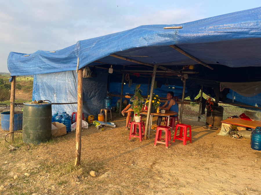 Trong căn lều tạm cũng có chậu hoa nhỏ, bánh tét, khoanh giò đón Tết song ông Lê Thanh Trọng (huyện An Nhơn, tỉnh Bình Định) không khỏi chạnh lòng khi năm mới đang đến gần. Ảnh: Vũ Chi