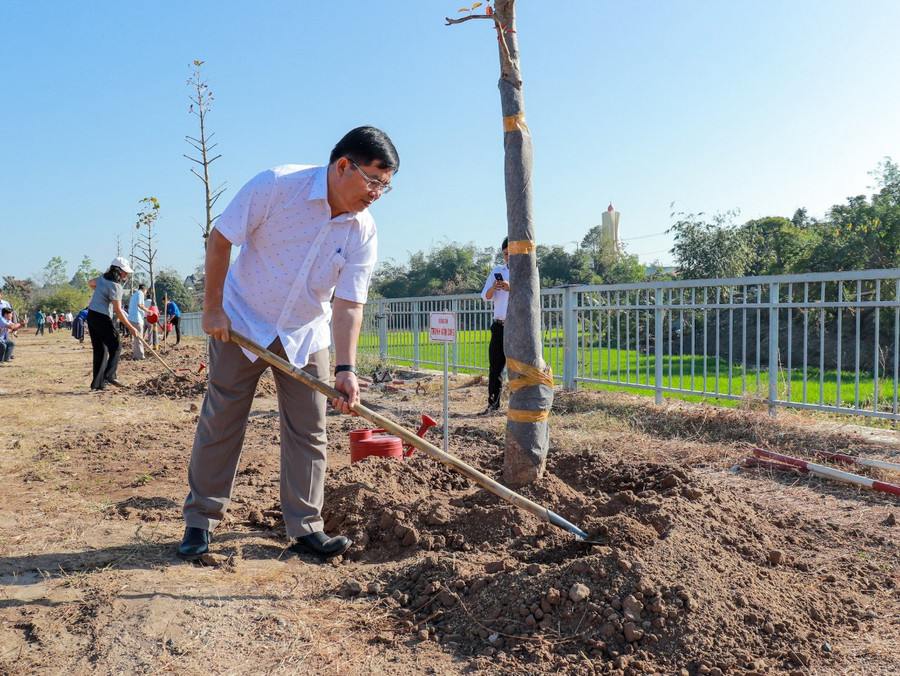 Chủ tịch UBND huyện Phú Thiện Trịnh Văn Sang tham gia Tết trồng cây trong ngày làm việc đầu tiên. Ảnh: Lê Tám Chủ tịch UBND huyện Phú Thiện Trịnh Văn Sang tham gia Tết trồng cây trong ngày làm việc đầu tiên. Ảnh: Lê Tám