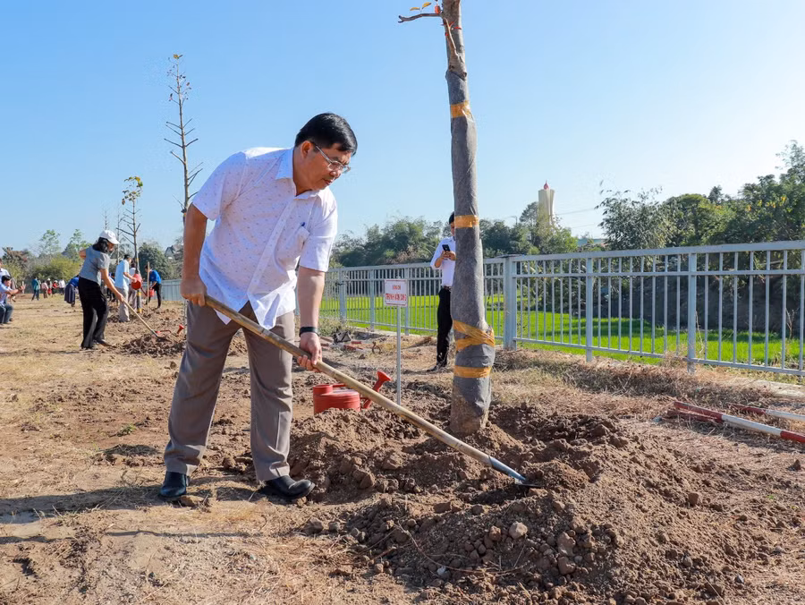 Chủ tịch UBND huyện Phú Thiện Trịnh Văn Sang tham gia Tết trồng cây trong ngày làm việc đầu tiên. Ảnh: Lê Tám