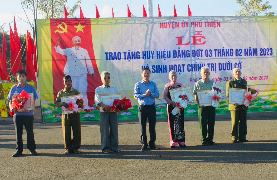 Bí thư Huyện ủy Phú Thiện Nguyễn Hoàng Phong (đứng giữa) trao tặng huy hiệu Đảng cho 6 đảng viên trên địa bàn. Ảnh: Vũ Chi Bí thư Huyện ủy Phú Thiện Nguyễn Hoàng Phong (đứng giữa) trao tặng huy hiệu Đảng cho 6 đảng viên trên địa bàn. Ảnh: Vũ Chi