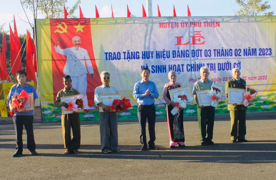 Bí thư Huyện ủy Phú Thiện Nguyễn Hoàng Phong (đứng giữa) trao tặng huy hiệu Đảng cho 6 đảng viên trên địa bàn. Ảnh: Vũ Chi