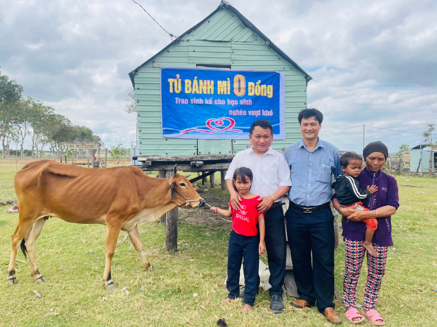 Đại diện Tủ bánh mì 0 đồng trao bò sinh sản cho em Đinh Thảo (học sinh lớp 2.1, Trường Tiểu học và THCS Đinh Núp). Ảnh: Vũ Chi Đại diện Tủ bánh mì 0 đồng trao bò sinh sản cho em Đinh Thảo (học sinh lớp 2.1, Trường Tiểu học và THCS Đinh Núp). Ảnh: Vũ Chi