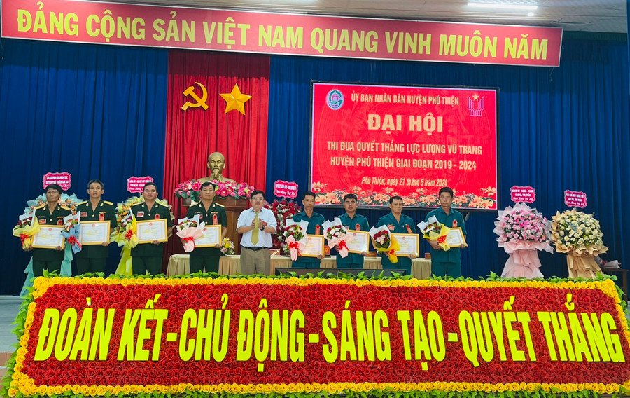 Chủ tịch UBND huyện Phú Thiện Trịnh Văn Sang tặng giấy khen cho các tập thể có thành tích xuất sắc trong phong trào thi đua quyết thắng từ năm 2019-2023. Ảnh: Vũ Chi Chủ tịch UBND huyện Phú Thiện Trịnh Văn Sang tặng giấy khen cho các tập thể có thành tích xuất sắc trong phong trào thi đua quyết thắng từ năm 2019-2023. Ảnh: Vũ Chi