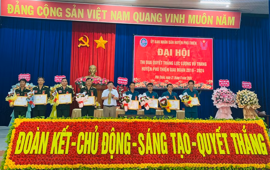 Chủ tịch UBND huyện Phú Thiện Trịnh Văn Sang tặng giấy khen cho các tập thể có thành tích xuất sắc trong phong trào thi đua quyết thắng từ năm 2019-2023. Ảnh: Vũ Chi