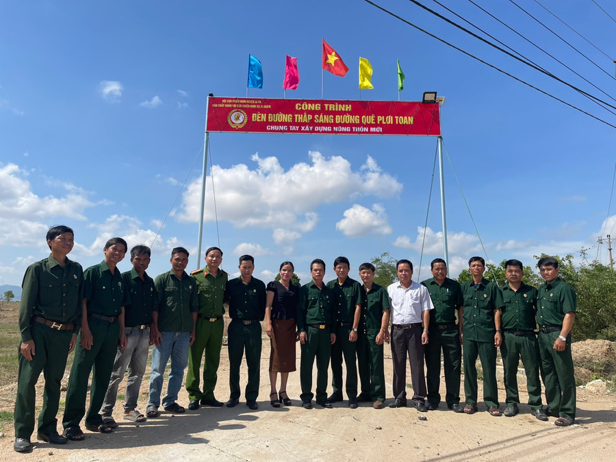 Công trình &quot;Đèn đường thắp sáng đường quê&quot; thôn Plơi Toan góp phần xây dựng cảnh quan sáng-xanh-sạch-đẹp trong xây dựng nông thôn mới tại địa phương. Ảnh: Vũ Chi