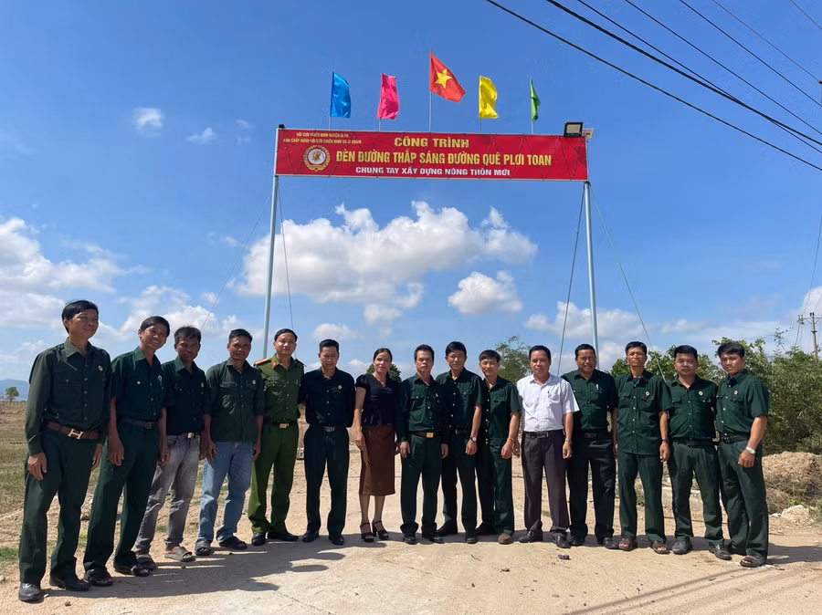 Công trình "Đèn đường thắp sáng đường quê" thôn Plơi Toan góp phần xây dựng cảnh quan sáng-xanh-sạch-đẹp trong xây dựng nông thôn mới tại địa phương. Ảnh: Vũ Chi