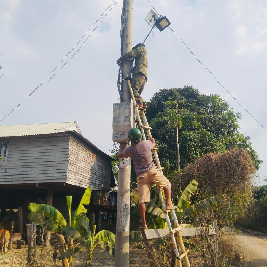 Hội viên Hội Cựu chiến binh xã Ia Kdăm thi công công trình. Ảnh: Kpă Hoang