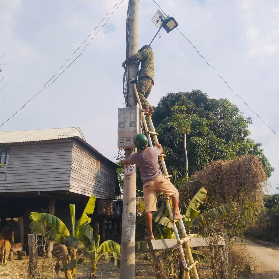 Hội viên Hội Cựu chiến binh xã Ia Kdăm thi công công trình. Ảnh: Kpă Hoang