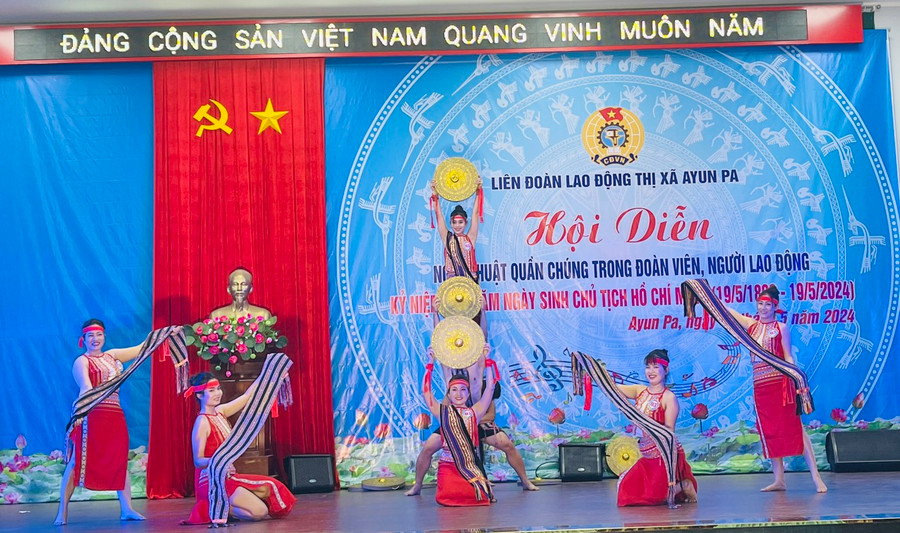 Tiết mục &quot;Hồn chiêng Tây Nguyên&quot; (cụm Công đoàn số 1) đạt giải 3 thể loại múa tại hội diễn. Ảnh: Vũ Chi