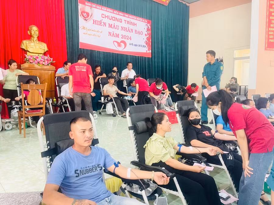 Chương trình hiến máu nhân đạo thu hút sự tham gia của đông đảo người dân huyện Ia Pa. Ảnh: Vũ Chi