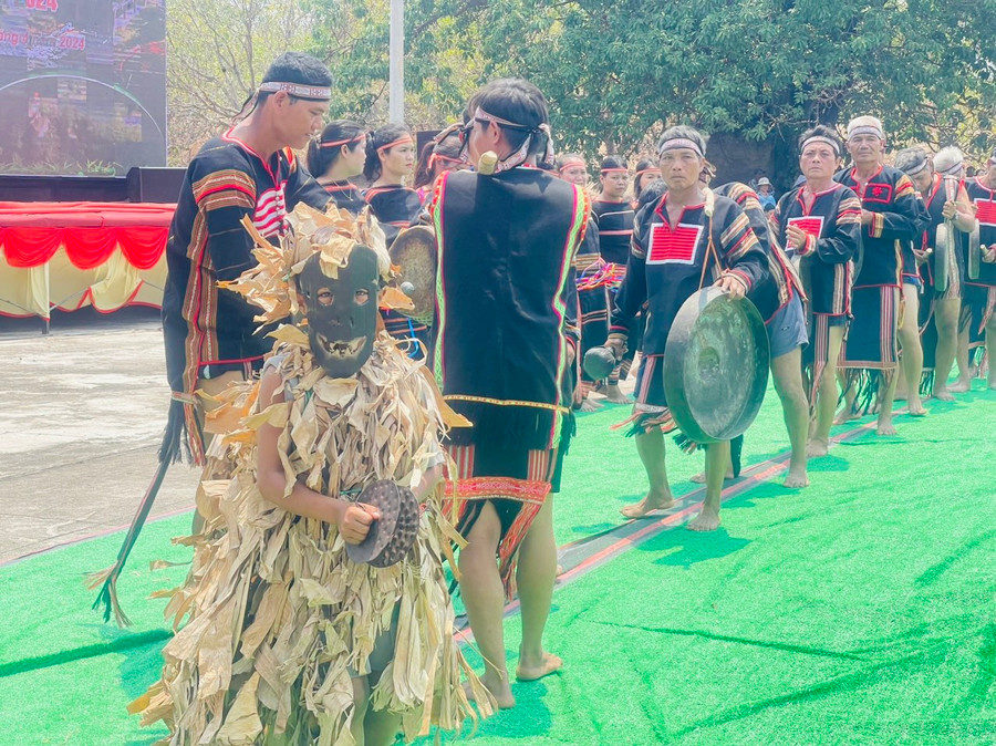 Lễ cúng bỏ mả của đoàn nghệ nhân xã Ia Yeng. Ảnh: Vũ Chi