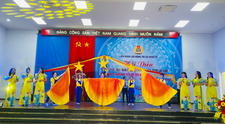 Tiết mục &quot;Công nhân trên chặng đường mới&quot; của cụm Công đoàn số 1 đạt giải nhì thể loại tốp ca. Ảnh: Vũ Chi