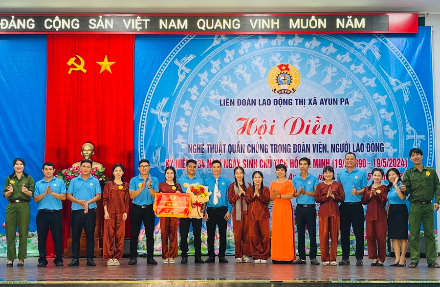 Ban tổ chức trao giải nhất toàn đoàn cho cụm Công đoàn số 4. Ảnh: Vũ Chi