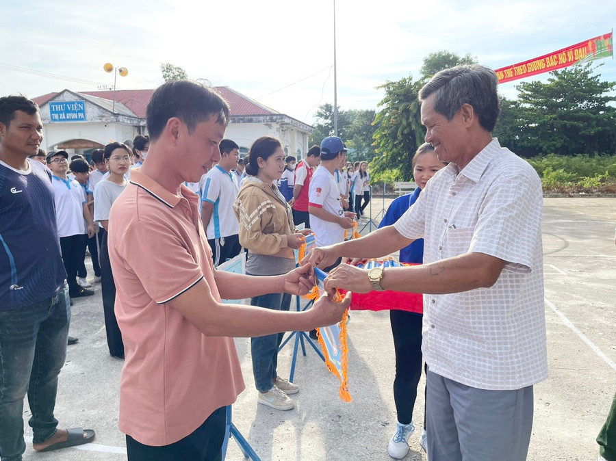 Ông Ksor Vinh-Phó Bí thư Thường trực Thị ủy (bìa phải) tặng cờ lưu niệm cho các đoàn vận động viên tham gia hội thi thể thao các dân tộc thiểu số. Ảnh: Vũ Chi Ông Ksor Vinh-Phó Bí thư Thường trực Thị ủy (bìa phải) tặng cờ lưu niệm cho các đoàn vận động viên tham gia hội thi thể thao các dân tộc thiểu số. Ảnh: Vũ Chi