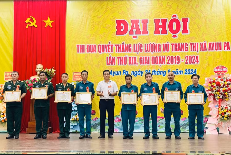 Chủ tịch UBND thị xã Ayun Pa Nguyễn Trường Sơn (đứng giữa) tặng giấy khen các tập thể có thành tích xuất sắc trong phong trào thi đua quyết thắng giai đoạn 2019-2024. Ảnh: Vũ Chi