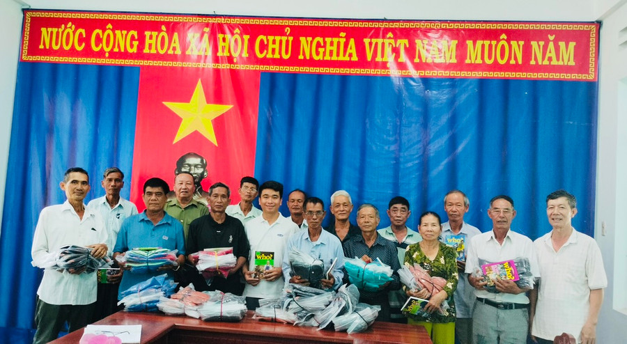 Ban đại diện Hội Người cao tuổi huyện Krông Pa trao quà cho hội viên có hoàn cảnh khó khăn. Ảnh: Sơn Trung Ban đại diện Hội Người cao tuổi huyện Krông Pa trao quà cho hội viên có hoàn cảnh khó khăn. Ảnh: Sơn Trung